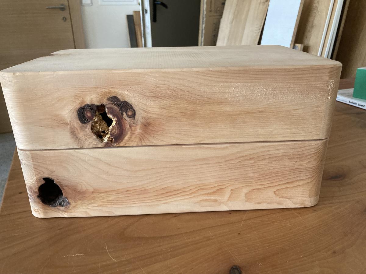 Brotbox in Zirbe massiv, 2. Wahl mit Ästen und kleinen Rissen?d=2025-12-06 05:33:51