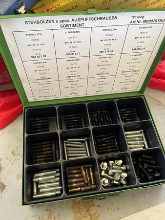 Kassette mit Stehbolzen Kassette mit Stehbolzen