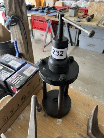 Aus- u. Einpresswerkzeug für Taggelenke Aus- u. Einpresswerkzeug für Taggelenke