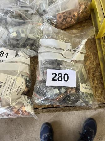 Paket mit Auspuff-,Feingewinde- u. Sicherungsmuttern, Stehbolzen, Hitzeschutzscheiben u. Kupferdichtringe Paket mit Auspuff-,Feingewinde- u. Sicherungsmuttern, Stehbolzen, Hitzeschutzscheiben u. Kupferdichtringe