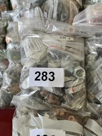Paket mit Auspuff-,Feingewinde- u. Sicherungsmuttern, Stehbolzen, Hitzeschutzscheiben u. Kupferdichtringe Paket mit Auspuff-,Feingewinde- u. Sicherungsmuttern, Stehbolzen, Hitzeschutzscheiben u. Kupferdichtringe