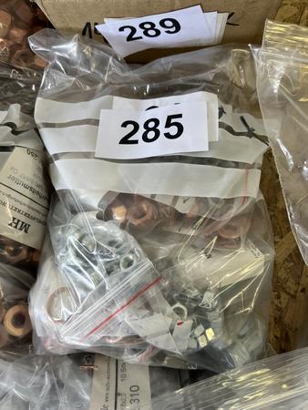 Paket mit Auspuff-,Feingewinde- u. Sicherungsmuttern, Stehbolzen, Hitzeschutzscheiben u. Kupferdichtringe Paket mit Auspuff-,Feingewinde- u. Sicherungsmuttern, Stehbolzen, Hitzeschutzscheiben u. Kupferdichtringe