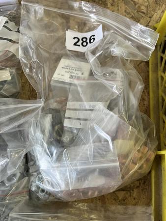 Paket mit Auspuff-,Feingewinde- u. Sicherungsmuttern, Stehbolzen, Hitzeschutzscheiben u. Kupferdichtringe Paket mit Auspuff-,Feingewinde- u. Sicherungsmuttern, Stehbolzen, Hitzeschutzscheiben u. Kupferdichtringe
