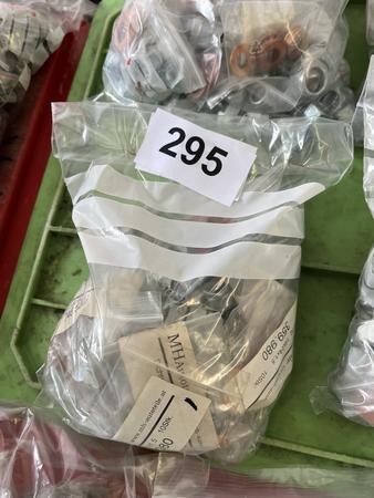 Paket mit Auspuff-,Feingewinde- u. Sicherungsmuttern, Stehbolzen, Hitzeschutzscheiben u. Kupferdichtringe Paket mit Auspuff-,Feingewinde- u. Sicherungsmuttern, Stehbolzen, Hitzeschutzscheiben u. Kupferdichtringe