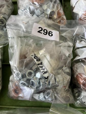 Paket mit Auspuff-,Feingewinde- u. Sicherungsmuttern, Stehbolzen, Hitzeschutzscheiben u. Kupferdichtringe Paket mit Auspuff-,Feingewinde- u. Sicherungsmuttern, Stehbolzen, Hitzeschutzscheiben u. Kupferdichtringe