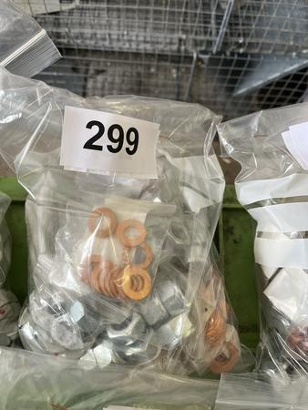 Paket mit Auspuff-,Feingewinde- u. Sicherungsmuttern, Stehbolzen, Hitzeschutzscheiben u. Kupferdichtringe Paket mit Auspuff-,Feingewinde- u. Sicherungsmuttern, Stehbolzen, Hitzeschutzscheiben u. Kupferdichtringe