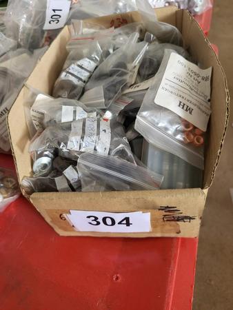 Paket mit Auspuff-,Feingewinde- u. Sicherungsmuttern, Stehbolzen, Hitzeschutzscheiben u. Kupferdichtringe Paket mit Auspuff-,Feingewinde- u. Sicherungsmuttern, Stehbolzen, Hitzeschutzscheiben u. Kupferdichtringe