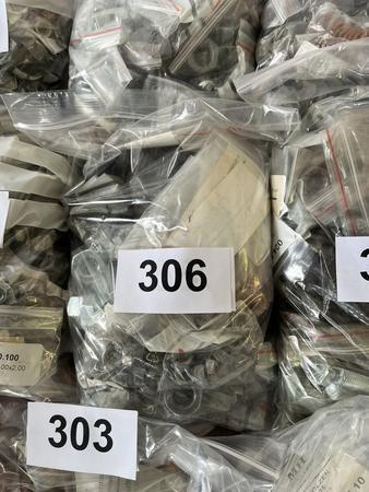 Paket mit Auspuff-,Feingewinde- u. Sicherungsmuttern, Stehbolzen, Hitzeschutzscheiben u. Kupferdichtringe Paket mit Auspuff-,Feingewinde- u. Sicherungsmuttern, Stehbolzen, Hitzeschutzscheiben u. Kupferdichtringe