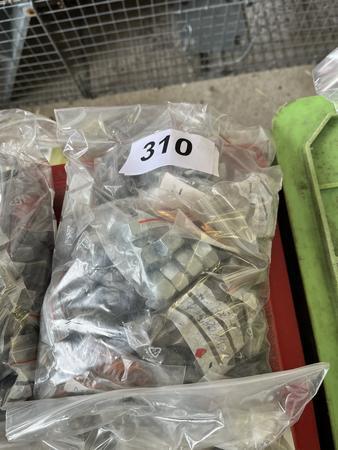 Paket mit Auspuff-,Feingewinde- u. Sicherungsmuttern, Stehbolzen, Hitzeschutzscheiben u. Kupferdichtringe Paket mit Auspuff-,Feingewinde- u. Sicherungsmuttern, Stehbolzen, Hitzeschutzscheiben u. Kupferdichtringe
