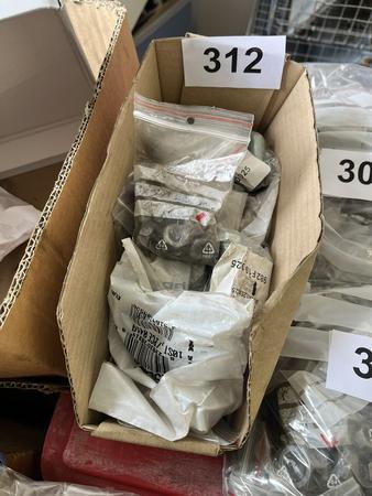 Paket mit Auspuff-,Feingewinde- u. Sicherungsmuttern, Stehbolzen, Hitzeschutzscheiben u. Kupferdichtringe Paket mit Auspuff-,Feingewinde- u. Sicherungsmuttern, Stehbolzen, Hitzeschutzscheiben u. Kupferdichtringe
