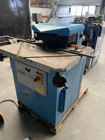 Ausklinkmaschine EUROMAC 220/6, Baujahr: 2001, Ma.No. 18951001, Tisch ca. 1000/800 mm Ausklinkmaschine EUROMAC 220/6, Baujahr: 2001, Ma.No. 18951001, Tisch ca. 1000/800 mm