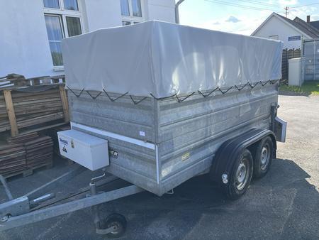HUMER PKW 2-achsiger Anhänger K 300 GTS, EG 430 kg, NL 2070 kg, 1520/3050/1400 mm, neue Plane mit Aufsatzbordwänden, Schalungsplatten/Riffelblechboden, Pickerl gültig bis 7/2024 HUMER PKW 2-achsiger Anhänger K 300 GTS, EG 430 kg, NL 2070 kg, 1520/3050/1400 mm, neue Plane mit Aufsatzbordwänden, Schalungsplatten/Riffelblechboden, Pickerl gültig bis 7/2024