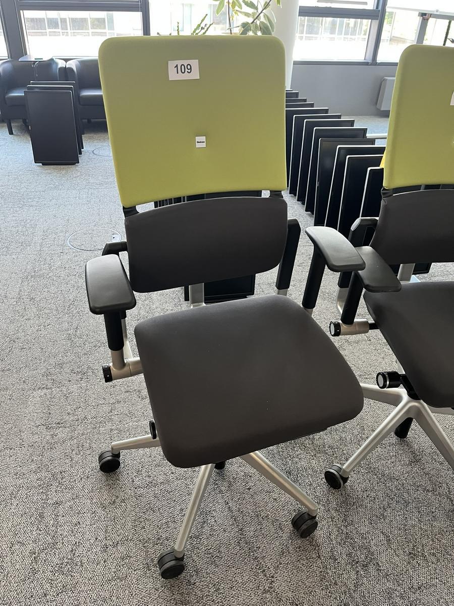 Steelcase Bürodrehstuhl mit Armlehne höhenverstellbar grün/schwarz?d=2025-05-21 17:48:51