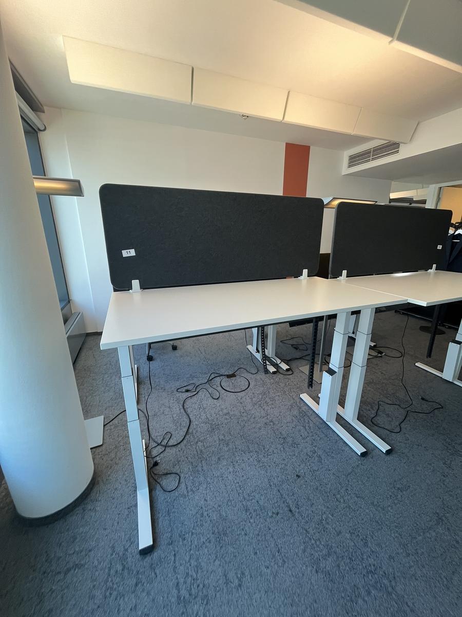 Sitz-,Steh-,Schreibtisch 160x80 cm , Steelcase elektrisch höhenverstellbar ca.65/120cm mit Sichtblende abnehmbar, Baujahr 2021?d=2025-05-21 18:16:35
