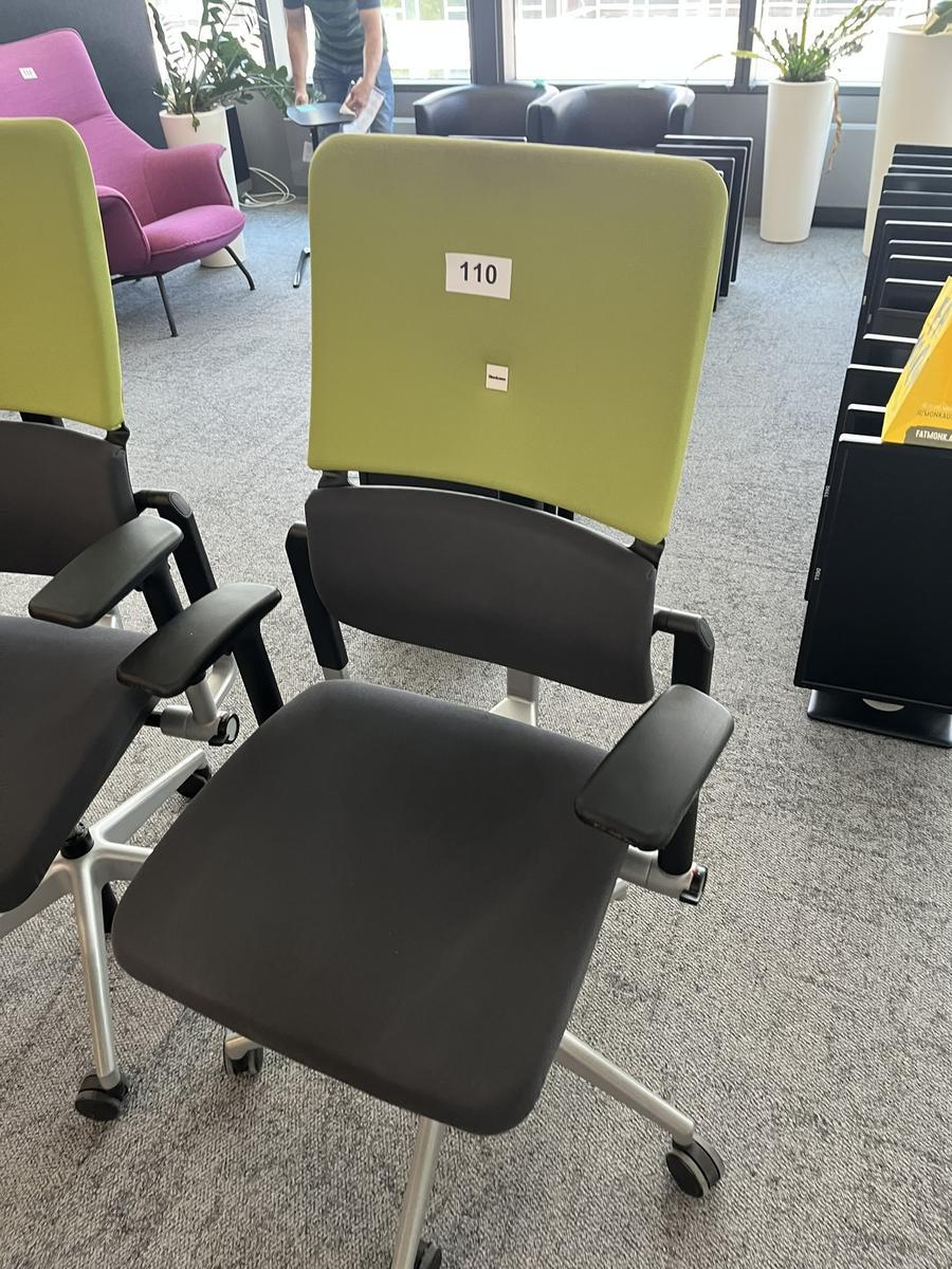 Steelcase Bürodrehstuhl mit Armlehne höhenverstellbar grün/schwarz?d=2025-05-21 18:11:31