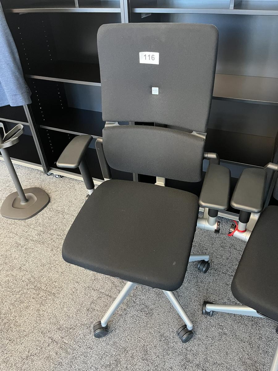 Steelcase Bürodrehstuhl anthrazit mit Armlehne höhenverstellbar?d=2025-05-21 17:30:11