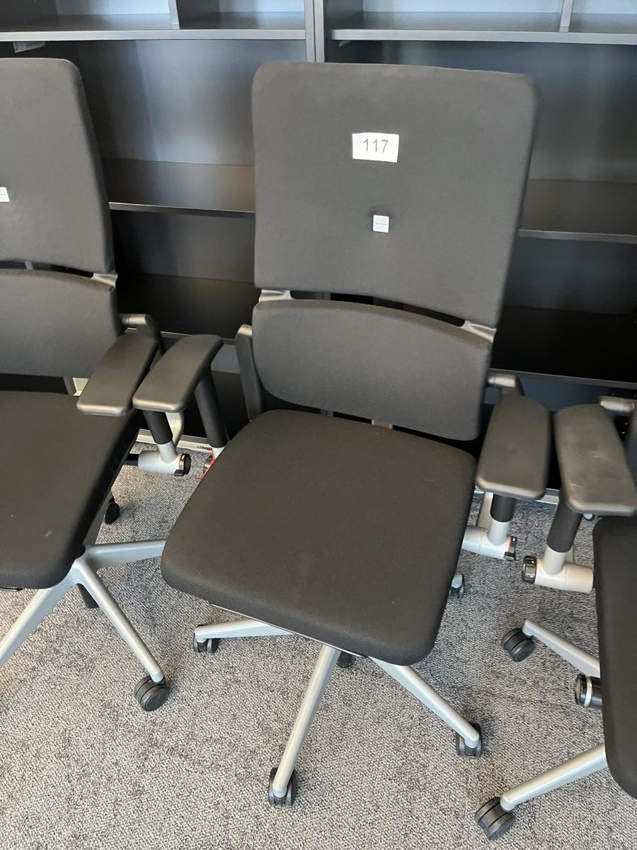 Steelcase Bürodrehstuhl anthrazit mit Armlehne höhenverstellbar?d=2025-05-21 18:11:31