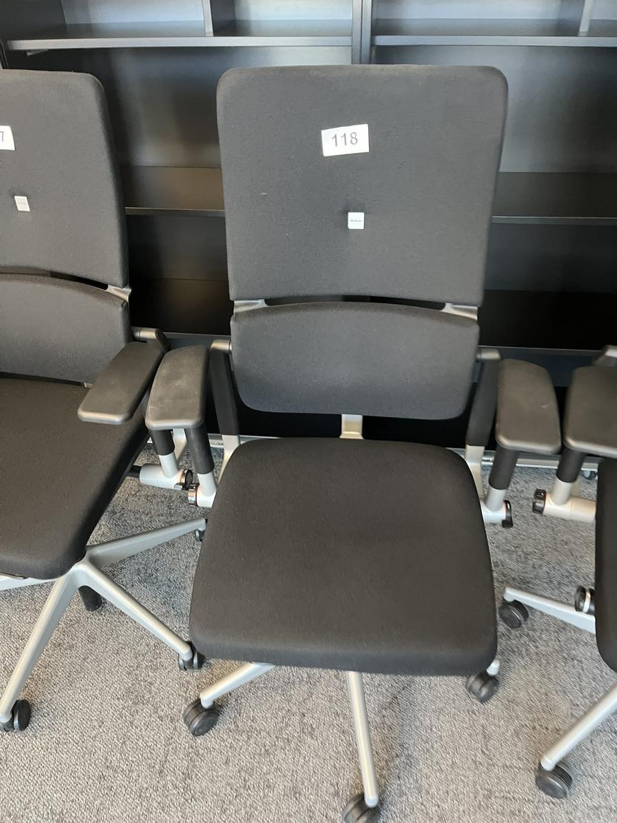 Steelcase Bürodrehstuhl anthrazit mit Armlehne höhenverstellbar?d=2025-05-21 17:41:36