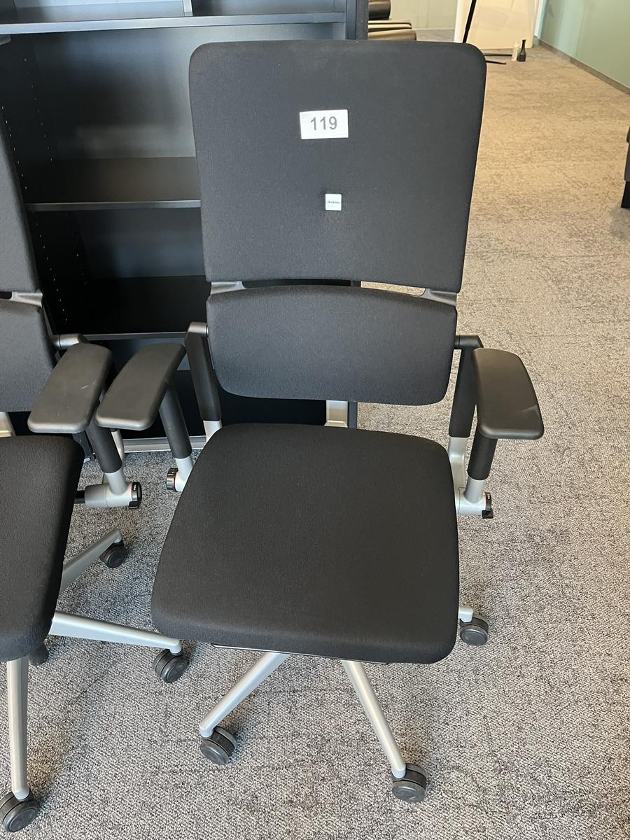 Steelcase Bürodrehstuhl anthrazit mit Armlehne höhenverstellbar?d=2025-05-21 17:42:53