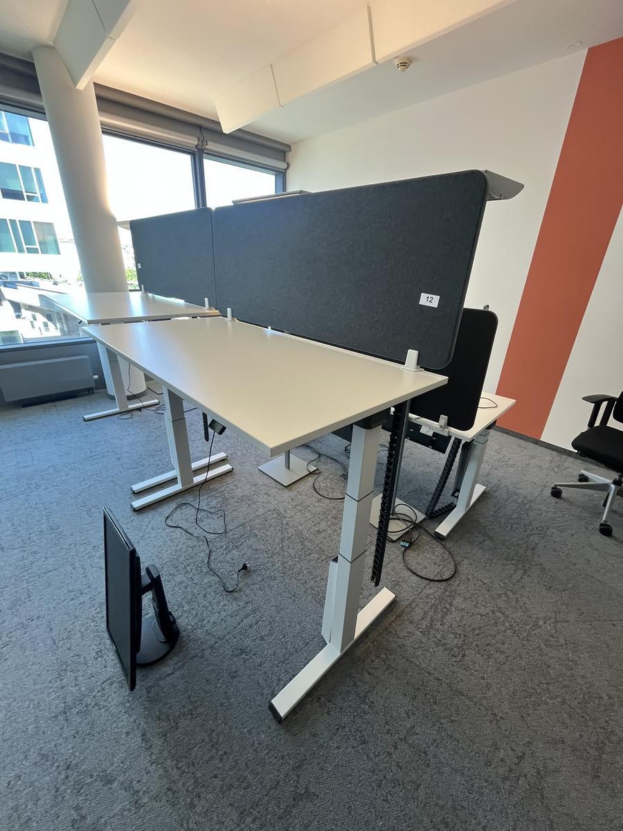 Sitz-,Steh-,Schreibtisch 160x80 cm , Steelcase elektrisch höhenverstellbar ca.65/120cm mit Sichtblende abnehmbar, Baujahr 2021?d=2025-05-21 18:28:15