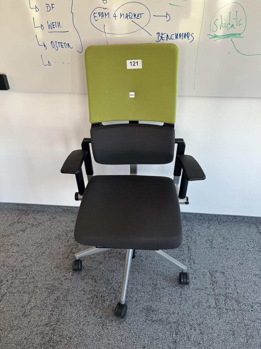 Steelcase Bürodrehstuhl anthrazit mit Armlehne höhenverstellbar?d=2025-05-21 17:46:24