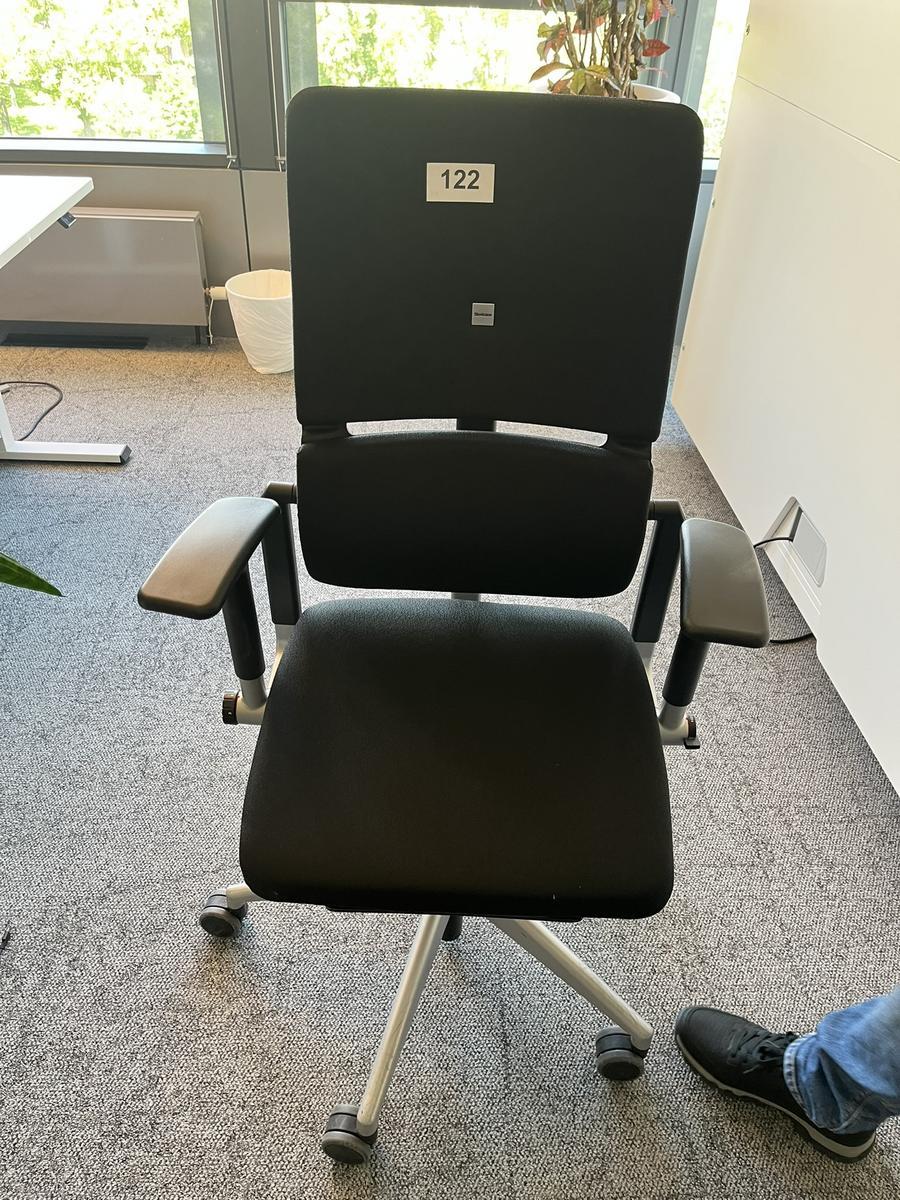 Steelcase Bürodrehstuhl anthrazit mit Armlehne höhenverstellbar?d=2025-05-21 17:46:23