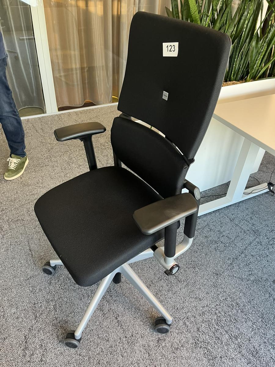 Steelcase Bürodrehstuhl anthrazit mit Armlehne höhenverstellbar?d=2025-05-21 17:31:24
