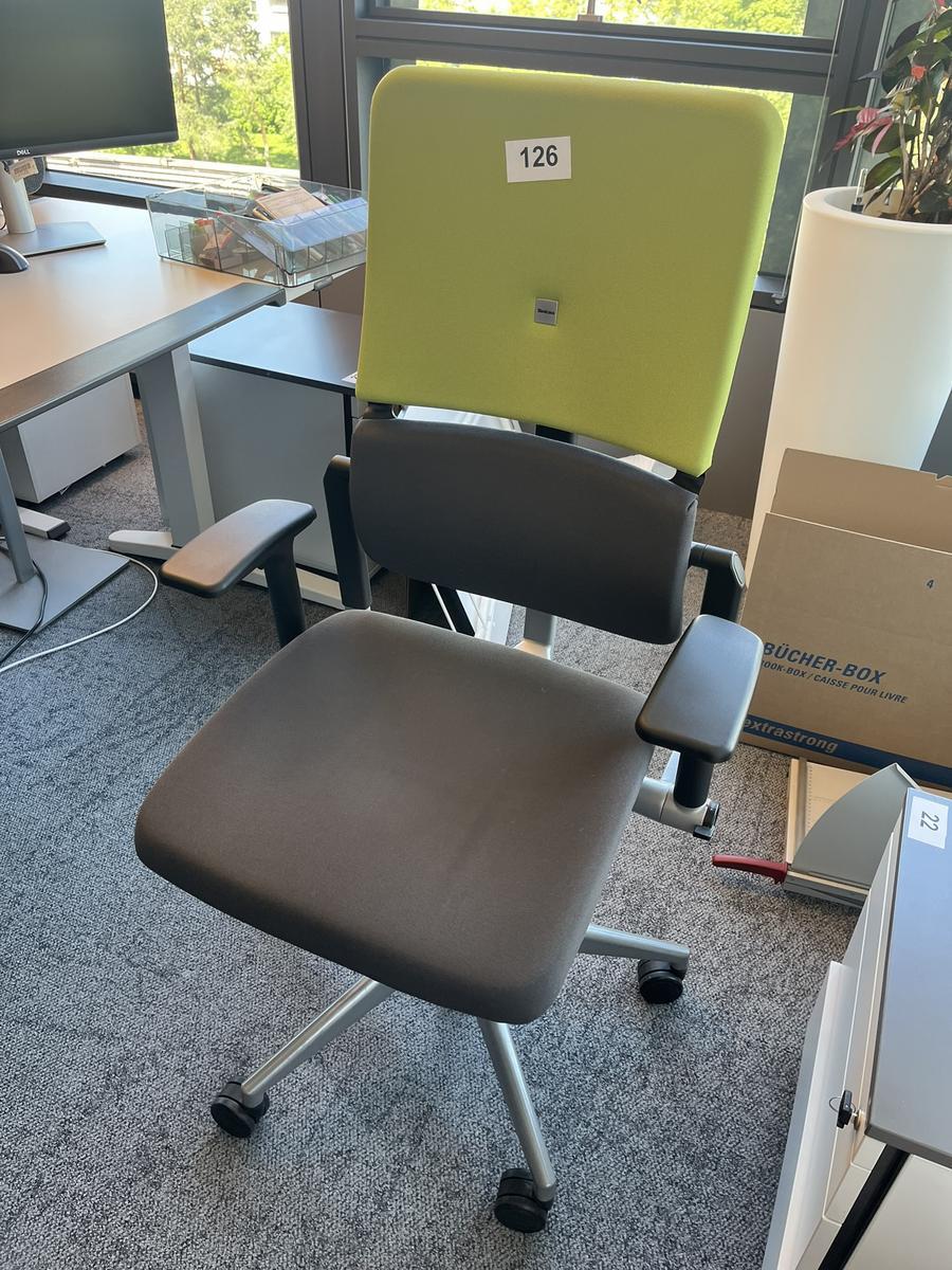 Steelcase Bürodrehstuhl mit Armlehne höhenverstellbar grün/schwarz?d=2025-05-21 17:53:45