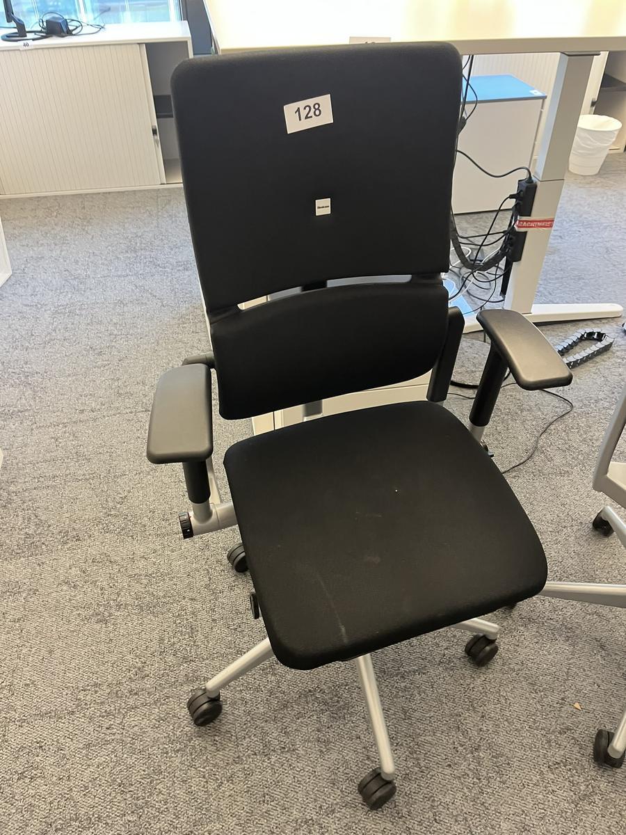 Steelcase Bürodrehstuhl anthrazit mit Armlehne höhenverstellbar?d=2025-05-21 17:27:47
