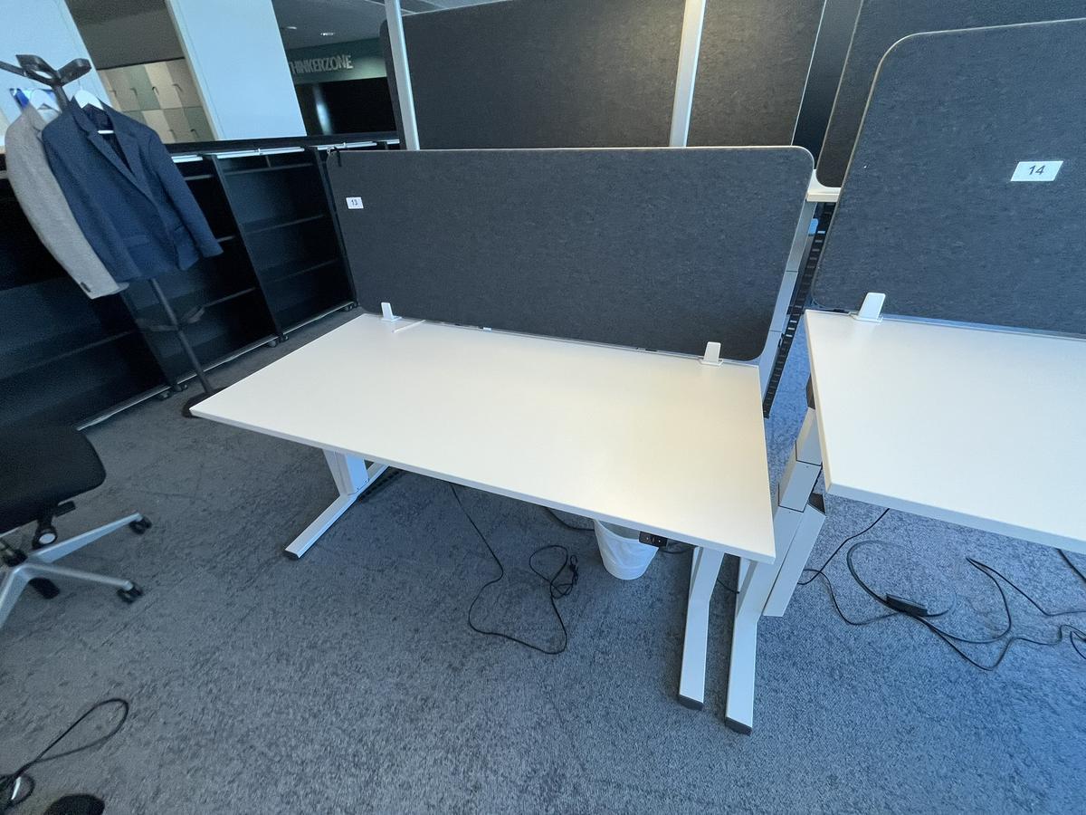 Sitz-,Steh-,Schreibtisch 160x80 cm , Steelcase elektrisch höhenverstellbar ca.65/120cm mit Sichtblende abnehmbar, Baujahr 2021?d=2025-05-21 18:16:36