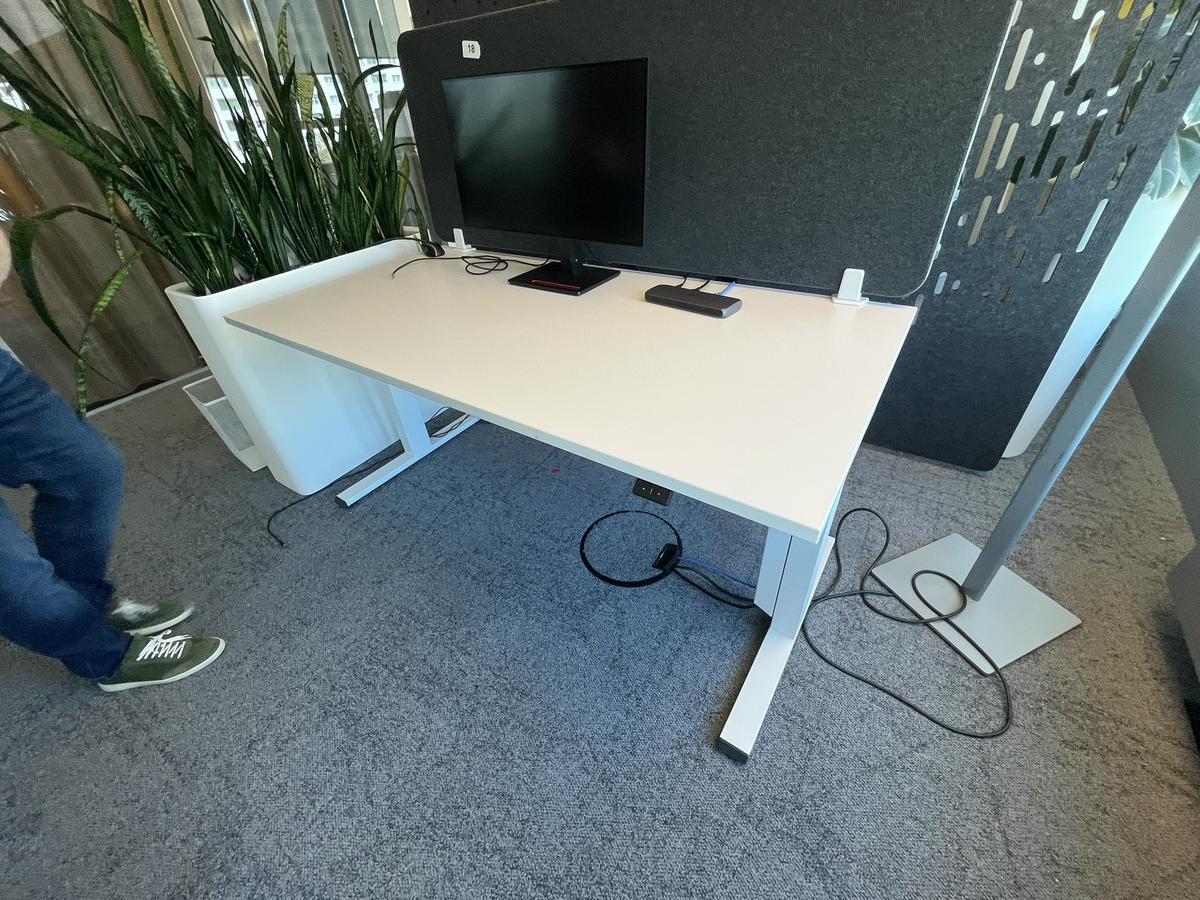 Sitz-,Steh-,Schreibtisch 160x80 cm , Steelcase elektrisch höhenverstellbar ca.65/120cm mit Sichtblende abnehmbar, Baujahr 2021?d=2025-05-21 17:15:28