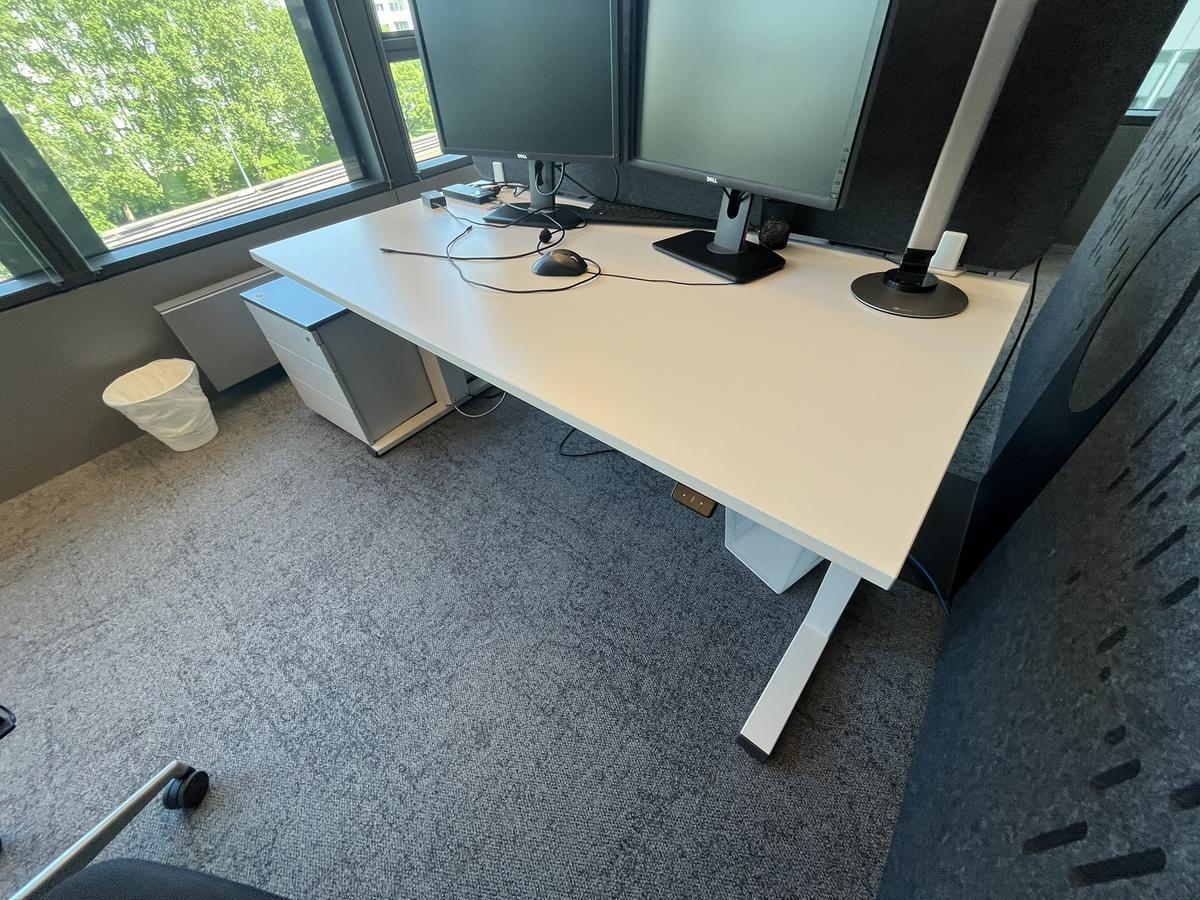 Sitz-,Steh-,Schreibtisch 160x80 cm , Steelcase elektrisch höhenverstellbar ca.65/120cm mit Sichtblende abnehmbar, Baujahr 2021?d=2025-05-21 18:17:55