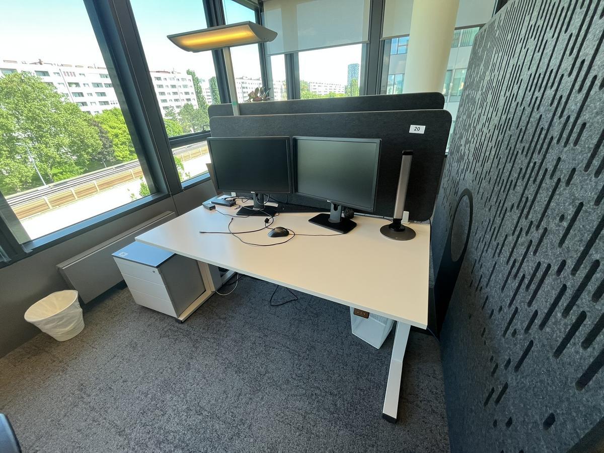 Sitz-,Steh-,Schreibtisch 160x80 cm , Steelcase elektrisch höhenverstellbar ca.65/120cm mit Sichtblende abnehmbar, Baujahr 2021?d=2025-05-21 23:15:37