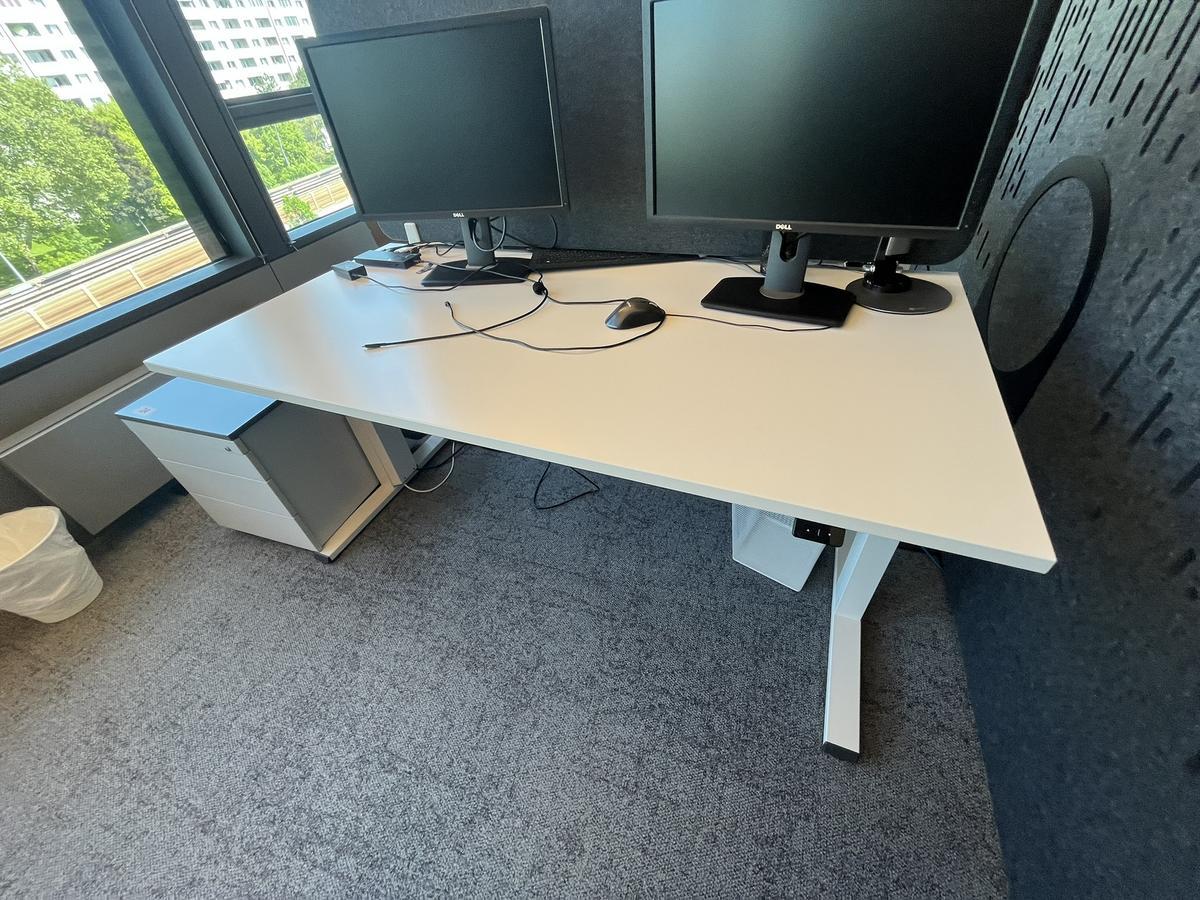 Sitz-,Steh-,Schreibtisch 160x80 cm , Steelcase elektrisch höhenverstellbar ca.65/120cm mit Sichtblende abnehmbar, Baujahr 2021?d=2025-05-21 17:28:56