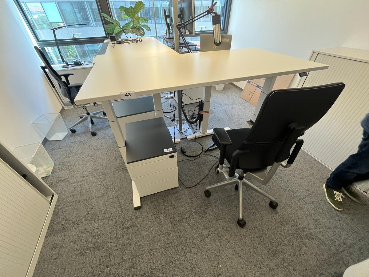 Sitz-,Steh-,Schreibtisch 160x80 cm , Steelcase elektrisch höhenverstellbar ca.65/120cm mit Sichtblende abnehmbar, Baujahr 2021?d=2025-05-21 17:33:59