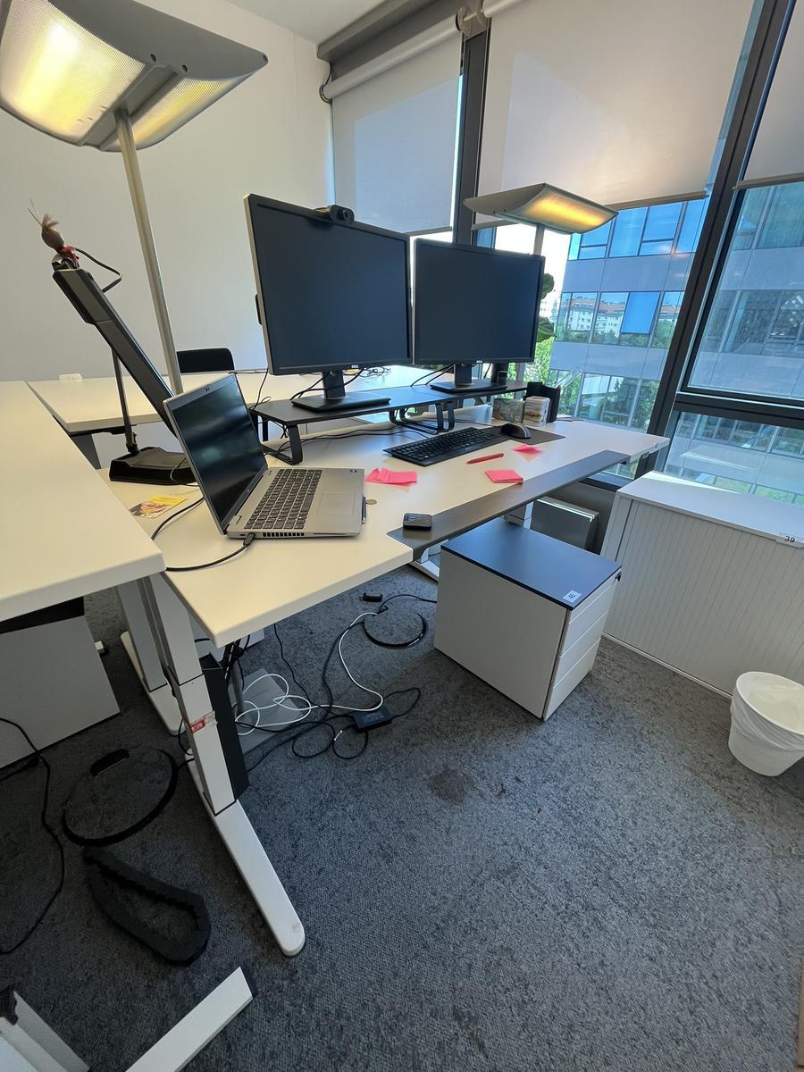 Sitz-,Steh-,Schreibtisch 160x80 cm , Steelcase elektrisch höhenverstellbar ca.65/120cm mit Sichtblende abnehmbar, Baujahr 2021?d=2025-05-21 17:32:46