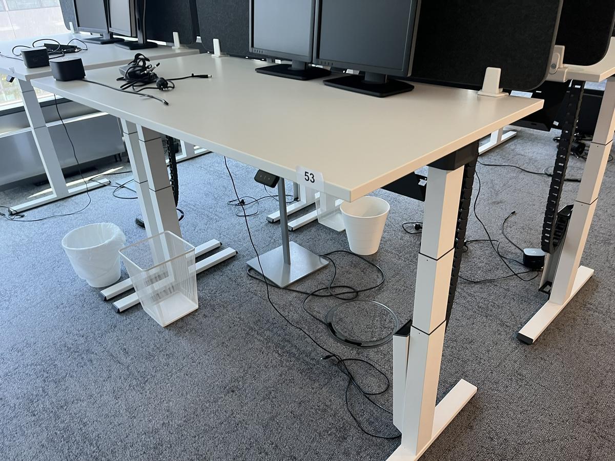 Sitz-,Steh-,Schreibtisch 160x80 cm , Steelcase elektrisch höhenverstellbar ca.65/120cm mit Sichtblende abnehmbar, Baujahr 2021?d=2025-05-21 17:30:11
