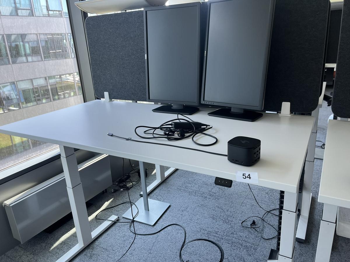 Sitz-,Steh-,Schreibtisch 160x80 cm , Steelcase elektrisch höhenverstellbar ca.65/120cm mit Sichtblende abnehmbar, Baujahr 2021?d=2025-05-21 17:28:57