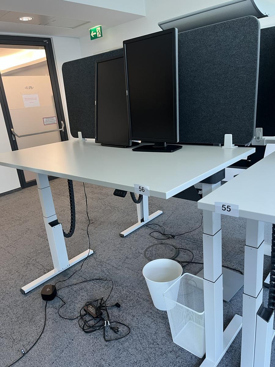 Sitz-,Steh-,Schreibtisch 160x80 cm , Steelcase elektrisch höhenverstellbar ca.65/120cm mit Sichtblende abnehmbar, Baujahr 2021?d=2025-05-21 17:28:57