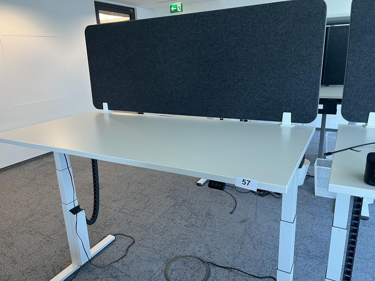 Sitz-,Steh-,Schreibtisch 160x80 cm , Steelcase elektrisch höhenverstellbar ca.65/120cm mit Sichtblende abnehmbar, Baujahr 2021?d=2025-05-21 17:28:58