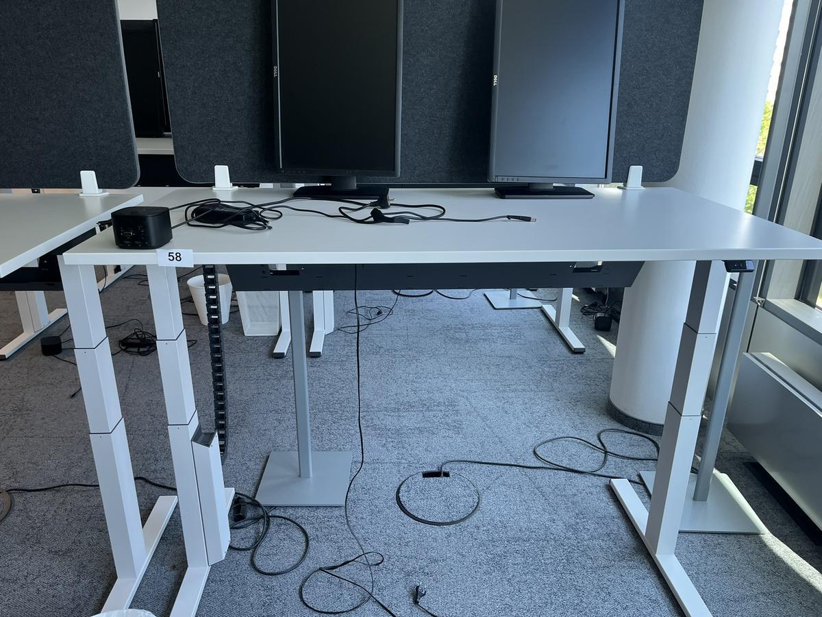 Sitz-,Steh-,Schreibtisch 160x80 cm , Steelcase elektrisch höhenverstellbar ca.65/120cm mit Sichtblende abnehmbar, Baujahr 2021?d=2025-05-21 17:56:22