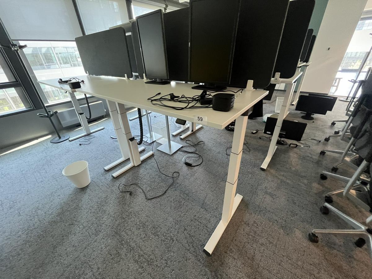 Sitz-,Steh-,Schreibtisch 160x80 cm , Steelcase elektrisch höhenverstellbar ca.65/120cm mit Sichtblende abnehmbar, Baujahr 2021?d=2025-05-21 17:56:21