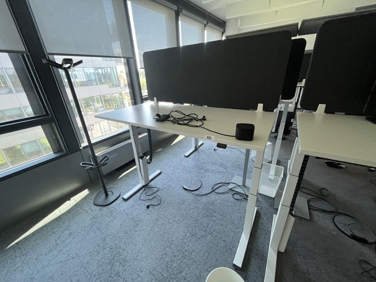 Sitz-,Steh-,Schreibtisch 160x80 cm , Steelcase elektrisch höhenverstellbar ca.65/120cm mit Sichtblende abnehmbar, Baujahr 2021?d=2025-05-21 18:04:46