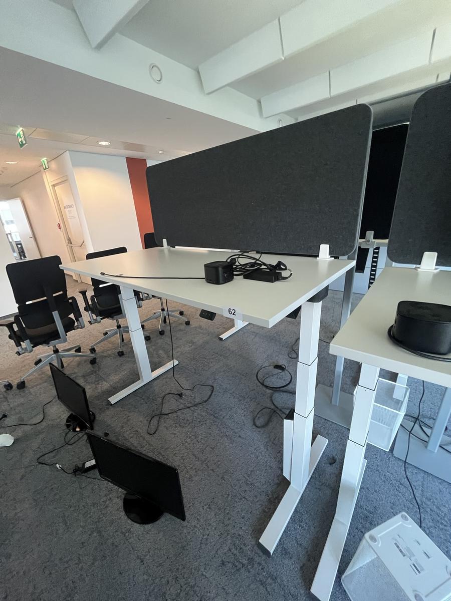 Sitz-,Steh-,Schreibtisch 160x80 cm , Steelcase elektrisch höhenverstellbar ca.65/120cm mit Sichtblende abnehmbar, Baujahr 2021?d=2025-05-21 17:26:34