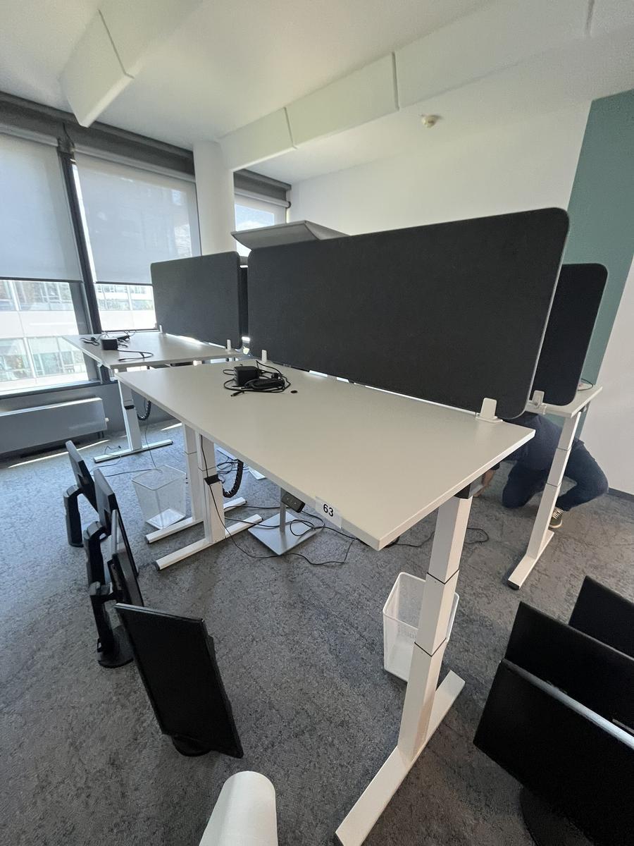 Sitz-,Steh-,Schreibtisch 160x80 cm , Steelcase elektrisch höhenverstellbar ca.65/120cm mit Sichtblende abnehmbar, Baujahr 2021?d=2025-05-21 17:53:46