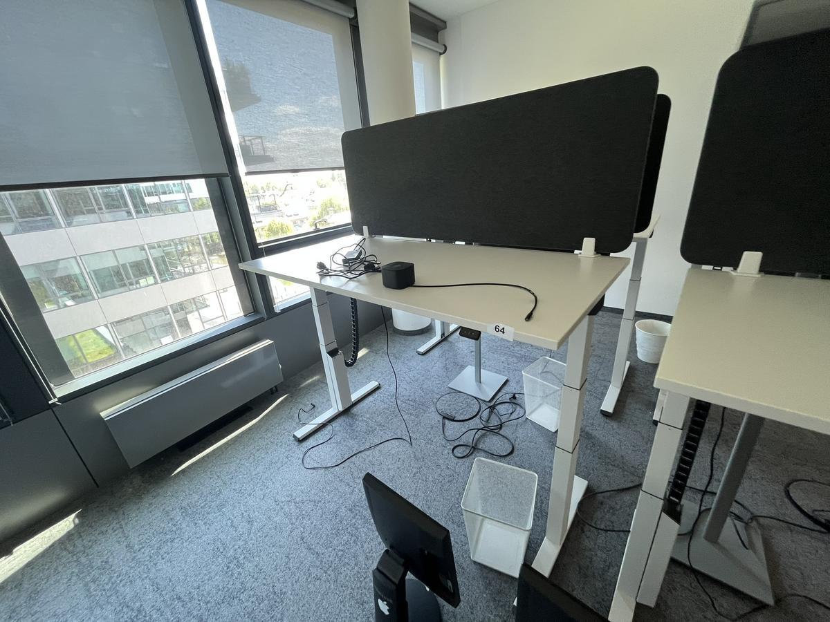 Sitz-,Steh-,Schreibtisch 160x80 cm , Steelcase elektrisch höhenverstellbar ca.65/120cm mit Sichtblende abnehmbar, Baujahr 2021?d=2025-05-21 18:01:13
