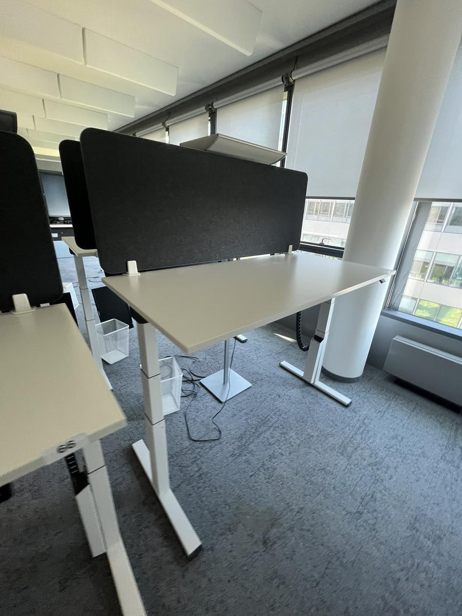 Sitz-,Steh-,Schreibtisch 160x80 cm , Steelcase elektrisch höhenverstellbar ca.65/120cm mit Sichtblende abnehmbar, Baujahr 2021?d=2025-05-21 18:25:47