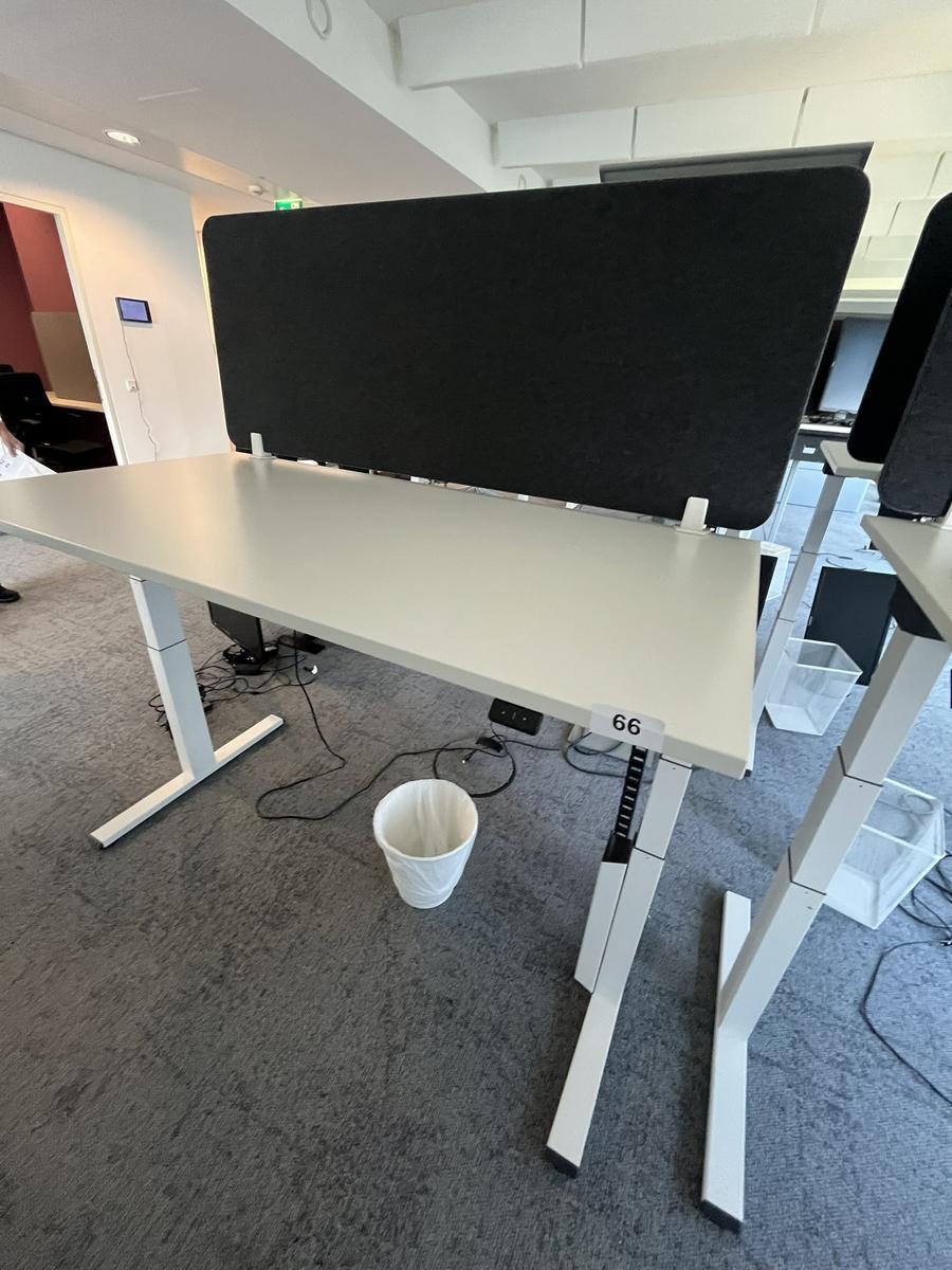 Sitz-,Steh-,Schreibtisch 160x80 cm , Steelcase elektrisch höhenverstellbar ca.65/120cm mit Sichtblende abnehmbar, Baujahr 2021?d=2025-05-21 17:55:00