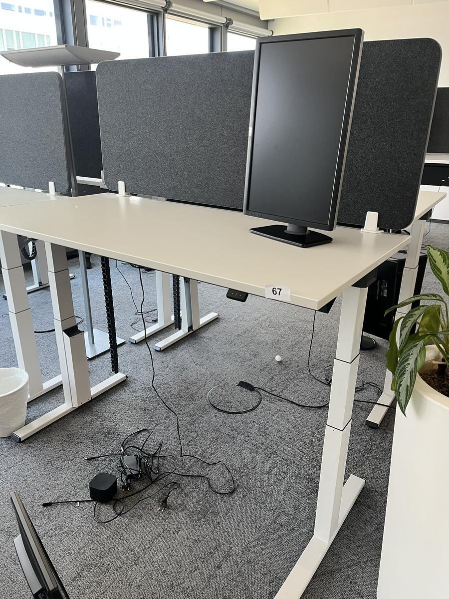 Sitz-,Steh-,Schreibtisch 160x80 cm , Steelcase elektrisch höhenverstellbar ca.65/120cm mit Sichtblende abnehmbar, Baujahr 2021?d=2025-05-21 17:30:11
