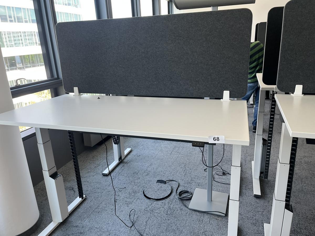 Sitz-,Steh-,Schreibtisch 160x80 cm , Steelcase elektrisch höhenverstellbar ca.65/120cm mit Sichtblende abnehmbar, Baujahr 2021?d=2025-05-21 18:16:35